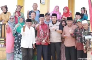 Wawako Ramadhani Kirana Putra (tengah memakai rompi putih) usai meresmikan Pondok Kelompok Tani Padang Lindang VI Suku