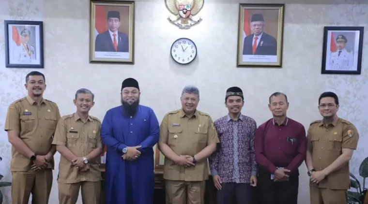 Wako Zul Elfian Umar (tengah) bersama Ustad Ridwan dan Ustad Rido serta Pejabat lainnya.