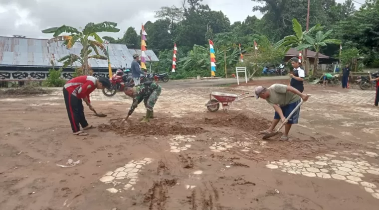 Bersama Warga, Gotong Royong Membersihkan Lokasi TMMD 122 Kodim 0914/TNT