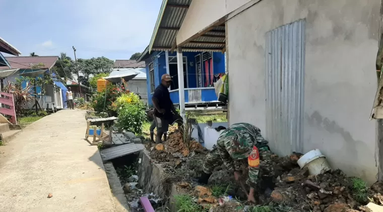 Bersama Warga Satgas TMMD 122 Gotong Royong Penggalian Pipa Air Bersih