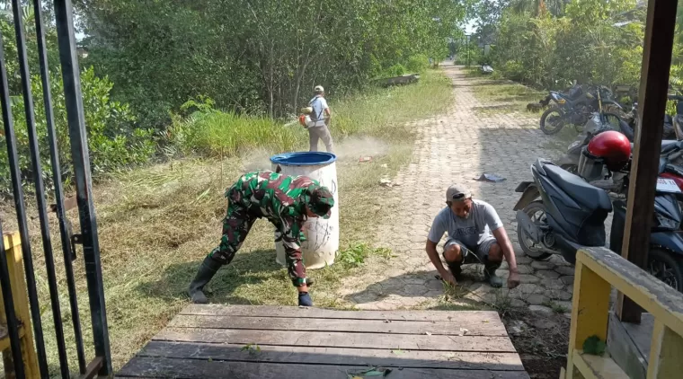 Bersama Warga, Satgas TMMD 122 Melaksanakan Kerja Bakti di Wisata Mangrove