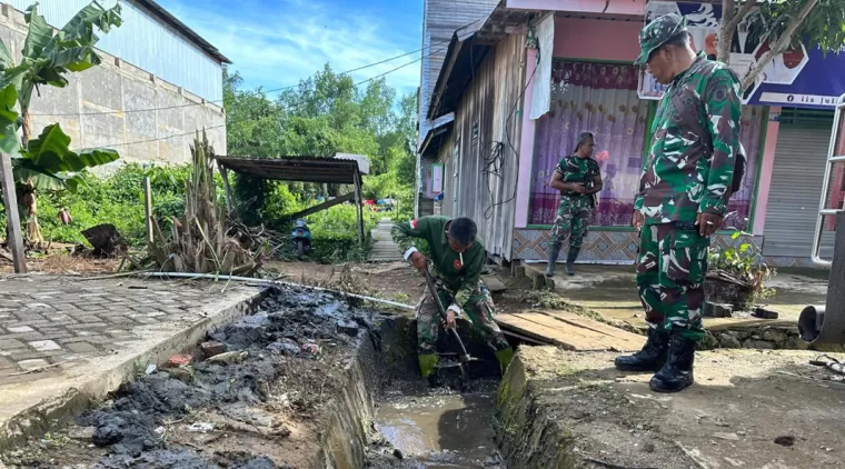 Bersama Warga, Satgas TMMD 122 Melaksanakan Pemberishan Parit di Desa Sebidai