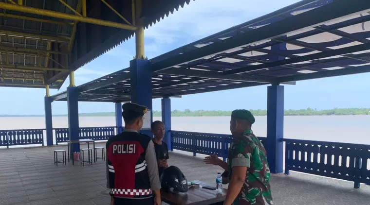 Bersinergi Satgas TMMD 122 dan Anggota Kepolisian Tana Tidung Melaksanakan Patroli di Pelabuhan