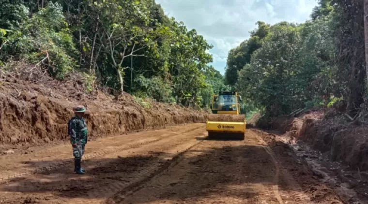 Bomag Diturunkan Untuk Pengerasan Jalan Dilokasi TMMD 122