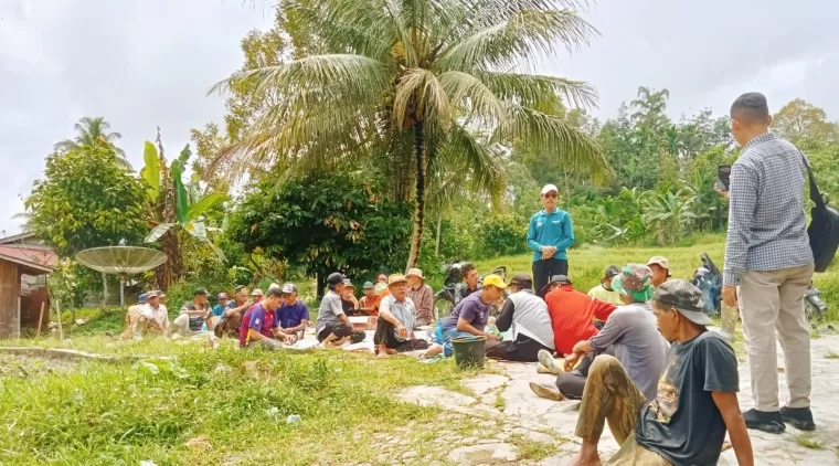 Safaruddin Dt. Bandaro Rajo bersama tokoh masyarakat, pemuda dan seratusan warga setempat lainnya, adakan bersih-bersih di jorong Taratak, nagari Kubang, kecamatan Guguak, Jumat 4 Oktober 2024.