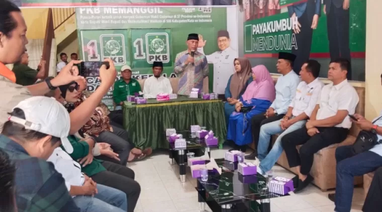 Cagub Sumatera Barat periode 2024-2029 Mahyeldi Ansharullah beserta rombongan bergeleria keliling kota Payakumbuh, Selasa 8 Oktober 2024.