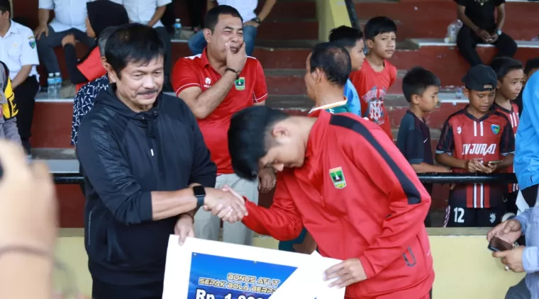 Coach Indra Syafri Membuka Turnamen Bupati Cup 2024 di Pesisir Selatan