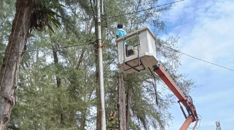 Teknisi ALKAL/PJU sedang melakukan perbaikan kabel.PJU di Pantai Cermin.(Trisnaldi)