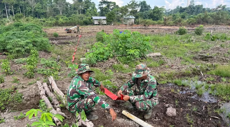 Dengan Bantuan Pompa Air Satgas TMMD 122 Lakukan Pengairan Air Ke Sawah