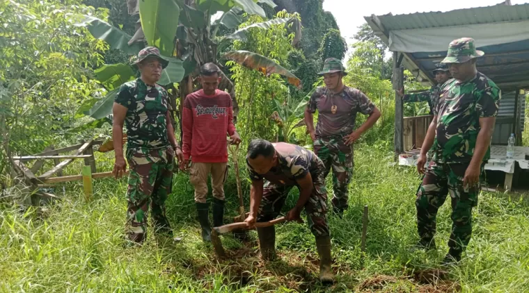 Dengan Semangat Gotong Royong Satgas TMMD 122 Kodim 0914/TNT Bersihkan Area RTLH