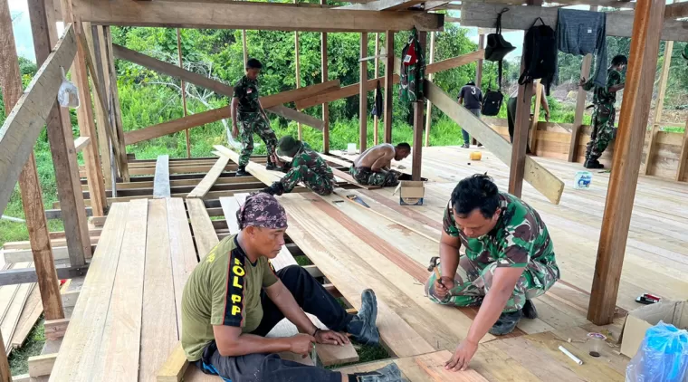 Dengan Semangat ,Satgas TMMD 122 Terus Laksanakan Percepatan Pengerjaan RTLH Bapak Jimmy