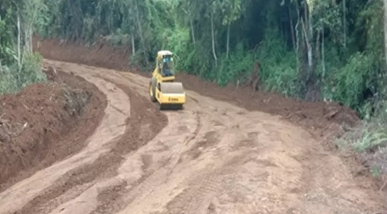 Dengan Sigap, Bomag Satgas TMMD 122 Kodim 0914 , Memadatkan Pembukaan Badan Jalan di Desa Sebidai