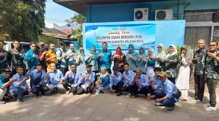 Kadis DPP Kab. Solok, Ir. Syoufitri,MM (tengah jilbab merah) dan Kadis Perikanan Kab. Merangin H. Dedi Darmantias (tengah baju hijau) bersama jajaran DPP Kab. Solok dan rombongan dari Kab. Merangin.