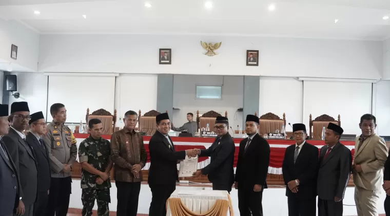 Usai rapat paripurna penyampaian pendapat akhir fraksi-fraksi, di ruang rapat DPRD setempat dalam rapat paripurna, Senin 30 September 2024