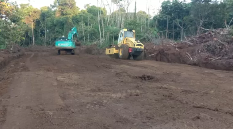 Exavator dan Bomag Membuat Parit dan Memadatkan Jalan di Sasaran Lokasi TMMD