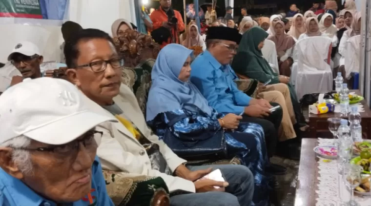 Idham Syamanta bersama tokoh dari Lumbukan Patakumbuh Selatan Asrar Dt. Leloanso (dibelakang oakai topi hitam), H. Asmadi Thaher dan calon walikota Supardi bersama istri di acara pelantikan relawan Payakumbuh Barat, baru-baru ini.