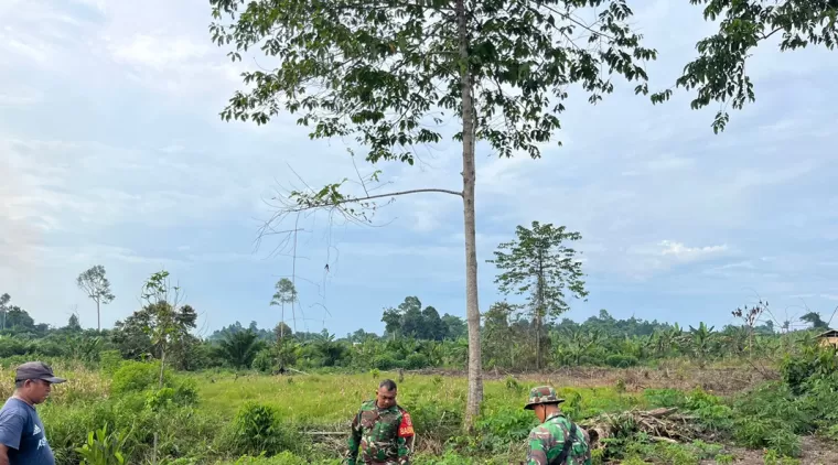 Gotong Royong Satgas TMMD 122 Melaksanakan Penyambungan Aliran Air Kesawah