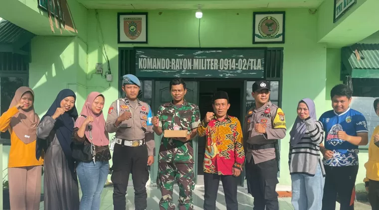 HUT TNI ke-79 Satgas TMMD Menerima Kunjungan Anggota Polsek dan Kades Dilokasi TMMD