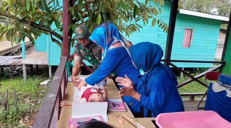 Kader Posyandu Bersama Satgas TMMD 122 Melakukan Pemeriksaan Bayi dan Balita di Desa Sebidai