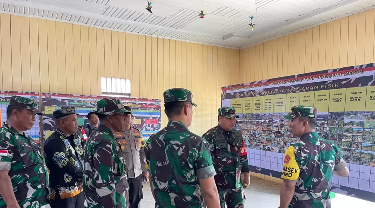 Ketua Tim Wasev Brigjen TNI Edy Rochmatulloh Cek Poskotis TMMD 122 Kodim 0914/TNT