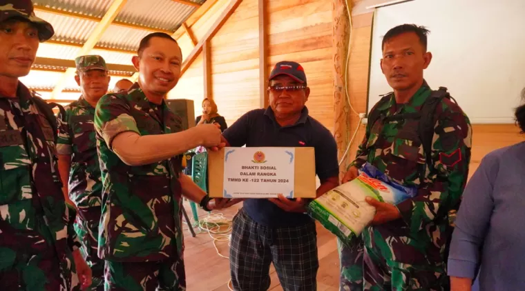 Ketua Tim Wasev  Serahkan Bantuan Sembako di lokasi TMMD 122