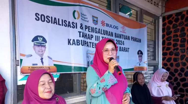 Ketua TP-PKK Pasbar Bersama Dinas Ketahanan Pangan Tinjau Penyaluran Bantuan CPP di Kecamatan Sungai Aur