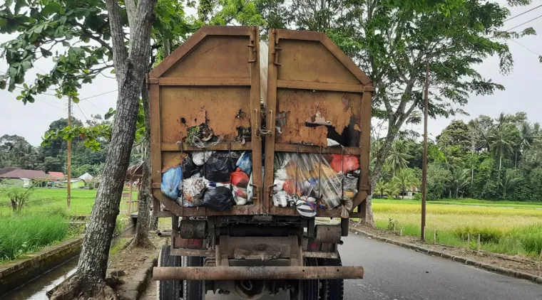 Salah satu kontainer tempat sampah yang rusak saat melewati jalur Simpang Apar-Cubadak Air. (Trisnaldi).