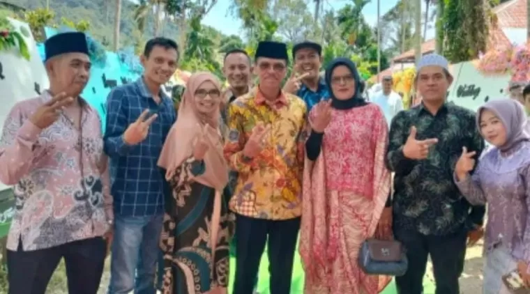 Akrap, kelompok tani Melati 1 jorong Padang Bungo nagari Andiang, sekaligus ketua gapoktan Mekar Sari nagari Andiang Jusmiwati, foto bersama dengan calon bupati periode 2024-2029 Safaruddin Dt. Bandaro Rajo, baru-baru ini.