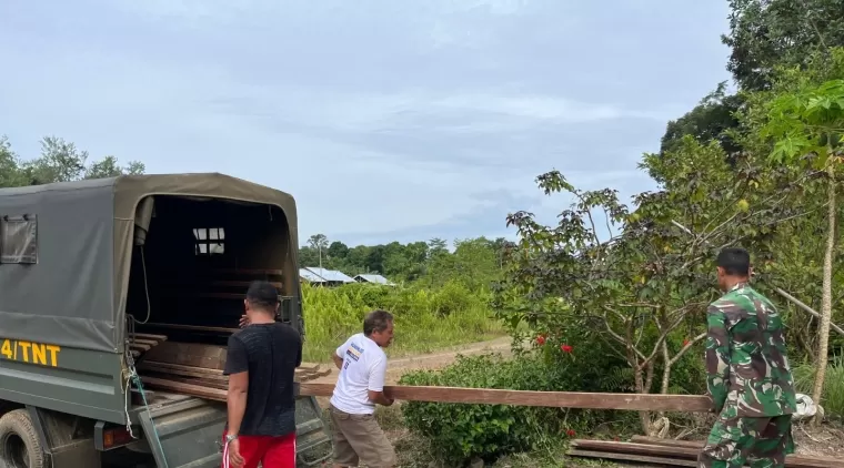 Material Kayu di Luncurkan, Satgas TMMD 122  Percepat Pembuatan Rangka Tandon  Sumur Bor di Desa Buong Baru Kampung Kasai