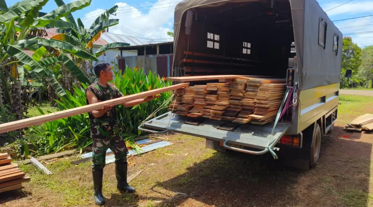 Material Papan Kayu Terus Didatangkan Dilokasi TMMD 122