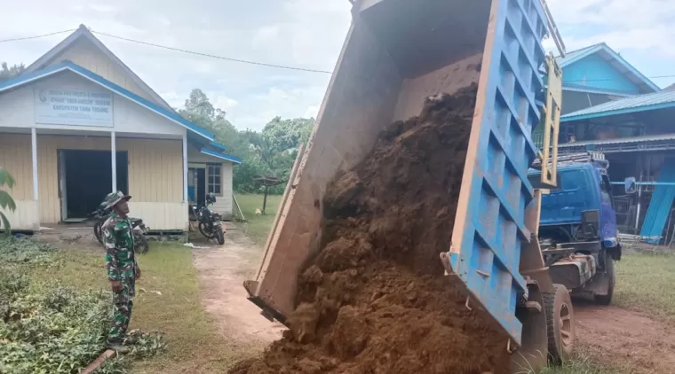 Material Tanah Timbunan di Drop Untuk Penimbunan Jembatan DiLokasi TMMD