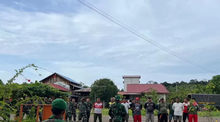 Melaksanakan Apel Pagi Sebelum Masuk Ke Sasaran Lokasi TMMD 122