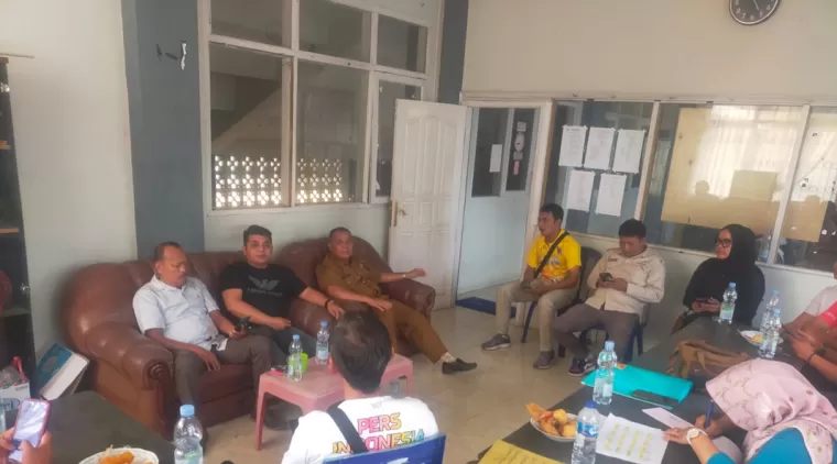 Suasana jumpa pers di sekretariat pacu kuda, kelurahan Tiakar, Payakumbuh Timur, Selasa 8 Oktober 2024.