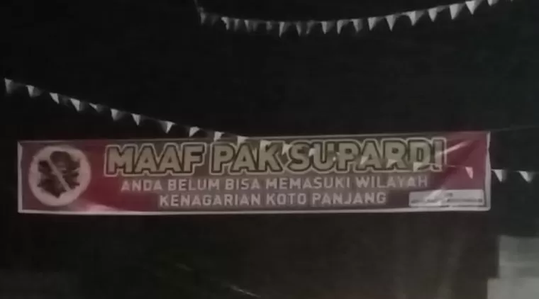 Spanduk bertuliskan, Maaf pak Supardi anda belum bisa memasuki wilayah kenagarian Koto Panjang  tertanda anak nagari.