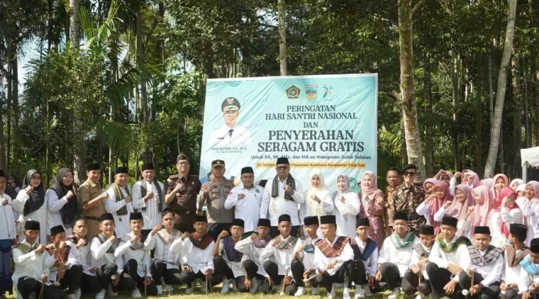 Momen Hari Santri Nasional, Pemkab Serahkan Seragam Gratis Untuk 3.354 Santri Solsel