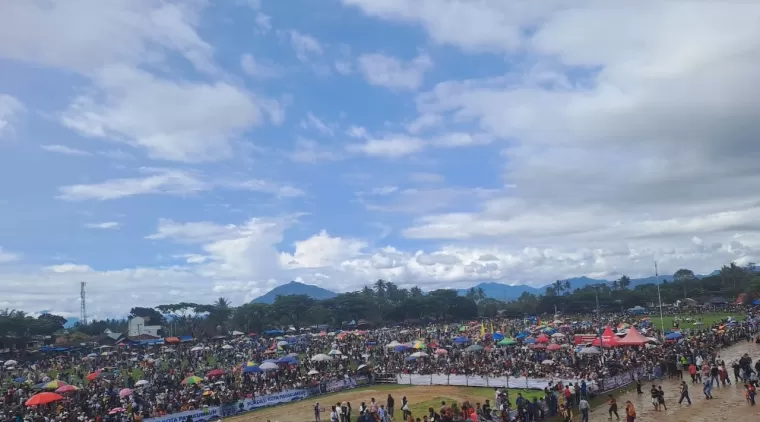 Membludak memadati arena gelanggang pacu kuda piala Gubernur Sumbar tahun 2024, di Kubu Gadang, kelurahan Tiakar, kecamatan Payakumbuh Timur, Minggu 13 Oktober 2024.