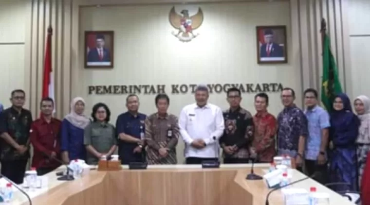 Wako Solok, Zul Elfian Umar (tengah baju putih) dan rombongan, foto bersama Pj. Wako Yogyakarta, Sugeng Purwanto dan Pejabat setempat