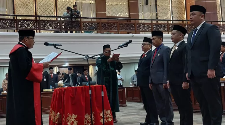 Pelantikan Pimpinan Definitif DPRD Provinsi Sumbar 2024-2029, Muhidi Resmi Memimpin