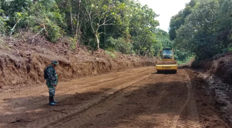 Pemadatan Jalan di Lokasi TMMD 122 Capai 73 Persen