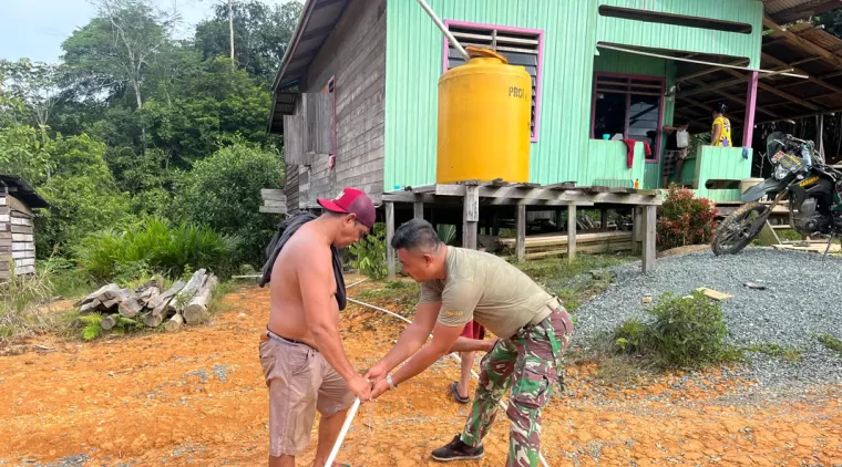 Pemasangan  Pipa Sumur Bor Mulai Di Alirkan di Titik Sasaran TMMD 122 Kodim 0914/TNT