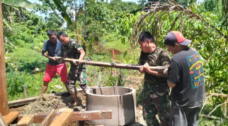 Pembuatan MCK 1 Pak Gatot Terus Dipercepat Satgas TMMD 122 Kodim 0914/TNT