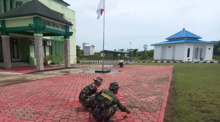 Pengecatan Paving Blok Kodim 0914/TNT Persiapan Penutupan TMMD 122