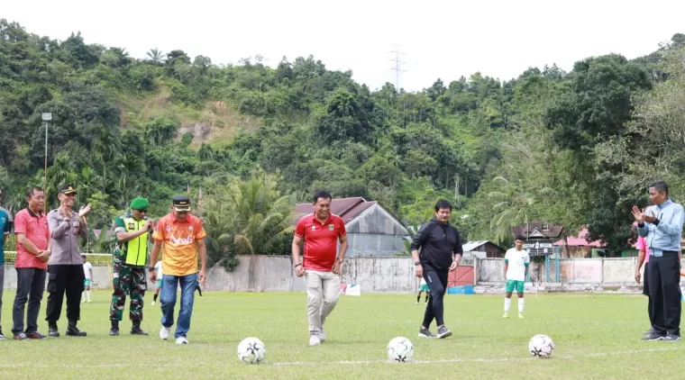 Pjs. Bupati Pessel Era Sukma Munaf Buka Turnamen Bupati Cup 2024 Bersama Coach Indra Syafri