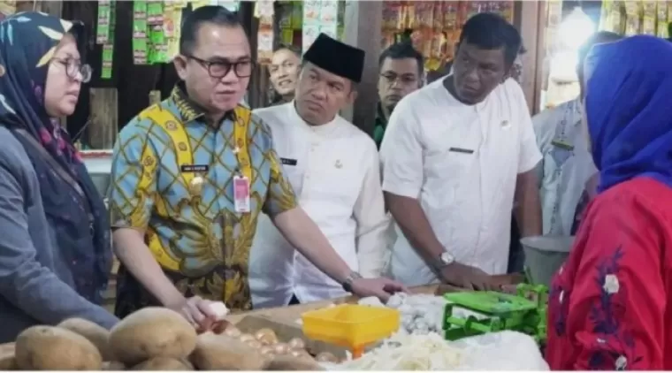 Pjs Wako Bersama TPID Bukittinggi Sidak Harga Pasar di pasar bawah