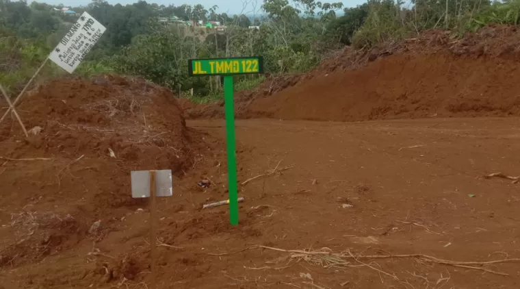 Plang Nama Jalan TMMD 122 Terpasang di Sasaran Fisik Pembukaan Jalan Desa Tideng Pale