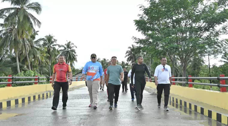 Plt Gubernur Audy Joinaldy Bersama Pemko Padang dan Pemkab Mentawai Lepas Jalan Sehat Bersama ASN Padang dan Mentawai