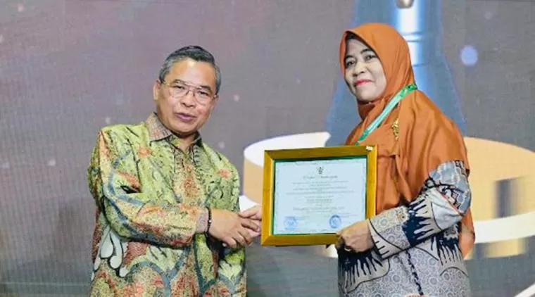 Kepsek SMPN 1 Payakumbuh Syafrida. S.Pd terima penghargaan fari Wakil Mentri  Lingkugan Hidup dan Kehutanan Alue Dohong, dalam rangkaian acara  dilaksankan di Gedung Manggala Wanabakti, Kementerian Lingkungan Hidup dan Kehutanan (KLHK)