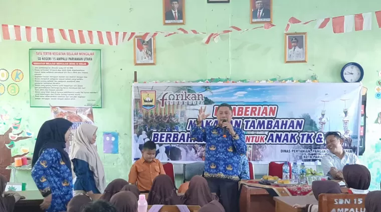 Plt. Kadis Pertanian Pangan dan Perikanan Kota Pariaman, Zainal saat memotivasi anak di SD Negeri 15 Ampalu Pariaman Utara terkait Gemar Makan Ikan.