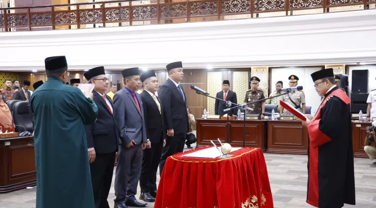 Resmi Dilantik, Pimpinan DPRD Sumbar Siap Hadapi Tantangan Baru