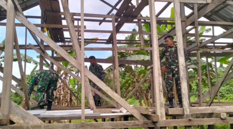 Sasaran Rumah Tidak Layak Huni (RTLH) Mulai Dibongkar Satgas TMMD